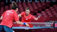 Pemain tenis meja Prancis Stephanie Loeuillette (kanan) mengembalikan bola kepada rekan setimnya Pauline Chasselin saat sesi latihan jelang Olimpiade Tokyo 2020 di Tokyo Metropolitan Gymnasium, Tokyo, Jepang, Rabu (21/7/2021). Olimpiade Tokyo 2020 akan dibuka pada 23 Juli 2021. (Jung Yeon-je/AFP)