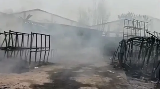 Gara-Gara Orang Bakar Sampah, Gudang Pipa di Tangerang Kebakaran