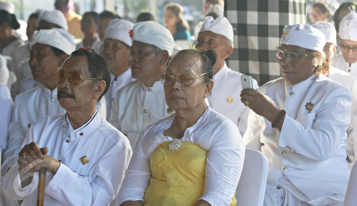 Sejumlah peserta yang hadir dalam acara Dharmasanti Provinsi DKI Jakarta di Pura Dalem Purnajati Tanjung Puri, Jakarta, (26/3). (Liputan6.com/Immanuel Antonius)