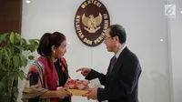 Menteri Susi Pudjiastuti memberikan cinderamata kepada Penasihat Khusus PM Jepang, Hiroto lzumi usai memberikan keterangan di Jakarta, Rabu (6/9). Keduanya melakukan pertemuan dalam rangka memperkuat kerja sama kedua negara. (Liputan6.com/Faizal Fanani)