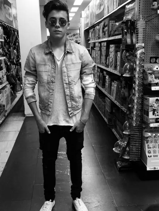 Pesona ketampanan Brooklyn mampu memikat beberapa artis Hollywood seperti Selena Gomez. (via instagram@brooklyn/Bintang.com)