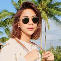 Salah satu fashion item yang sering dipakai Adinda Thomas adalah kacamata. Selain melindungi dari sinar matahari, penampilan seleb kelahiran 1993 ini makin keren dengan kacamata. (Liputan6.com/IG/@adindathomas)