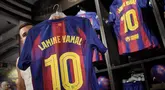Orang-orang berbelanja jersey baru bernomor punggung 10 dari penyerang Barcelona asal Spanyol, Lamine Yamal, di toko resmi FCB di Barcelona pada 17 Juli 2025. (Manaure QUINTERO/AFP)