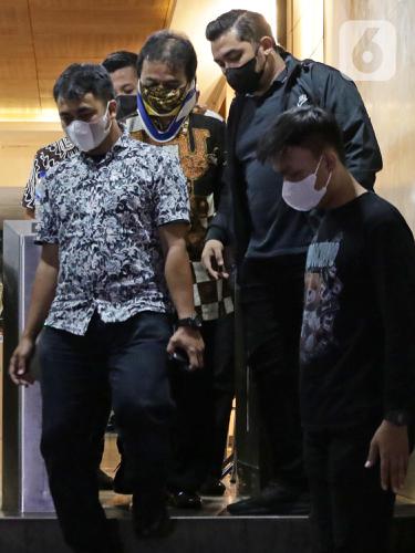 Momen Saat Mantan Menpora Roy Suryo Digiring ke Ruang Tahanan Polda Metro Jaya