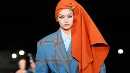 Model cantik, Gigi Hadid berjalan di catwalk mengenakan koleksi Marc Jacobs Spring/Summer 2018 selama New York Fashion Week, Rabu (13/9). Kekasih Zayn Malik ini memakai turban warna oranye yang tersampir ke salah satu pundaknya. (AP Photo/Kathy Willens)