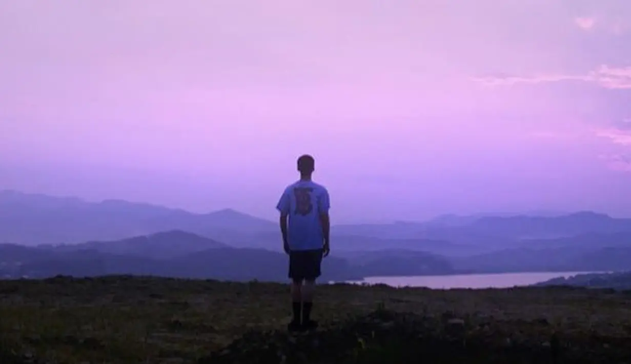 Monogram TB Burberry adalah penghargaan untuk pendiri Burberry Thomas Burberry, sebuah pola di mana inisial TB-nya saling bertautan. (W Korea)