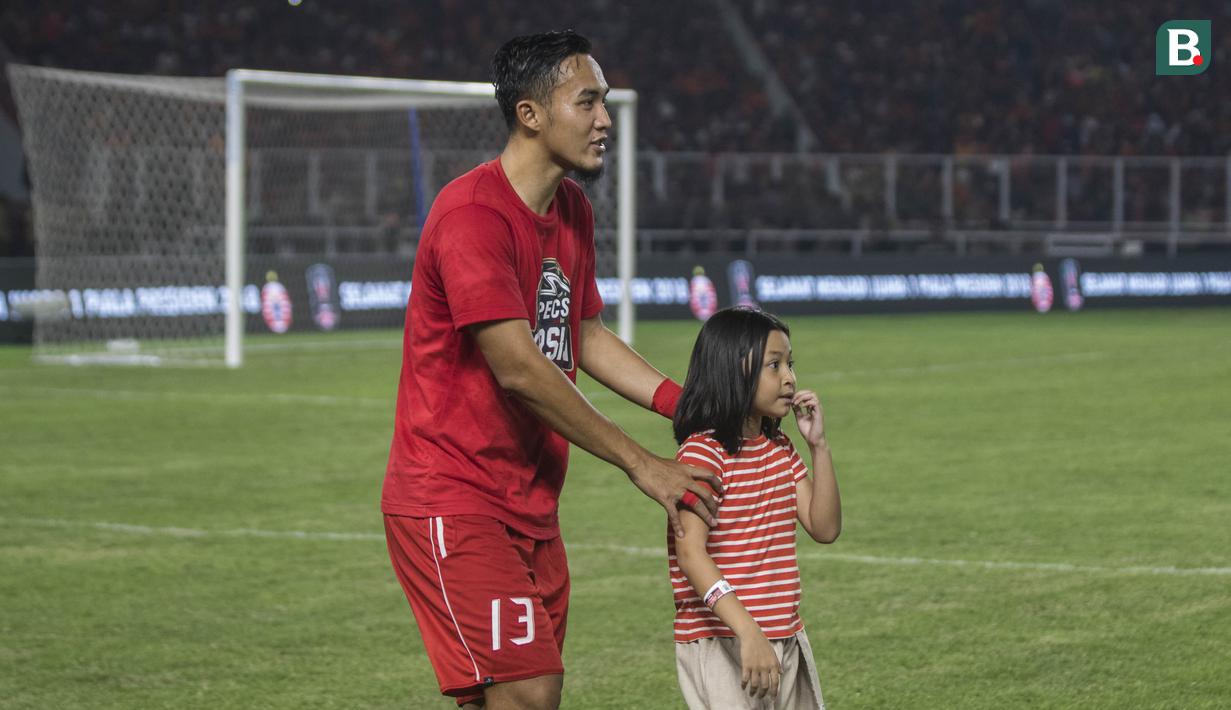 Bek Persija Jakarta, Gunawan Dwi Cahyo, bersama sang putri merayakan gelar juara Piala Presiden di SUGBK, Jakarta, Sabtu (17/2/2018). Persija menang 2-0 atas Bali United. (Bola.com/Vitalis Yogi Trisna)