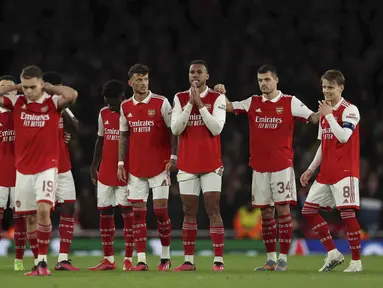 Para pemain Arsenal saat adu penalti melawan Sporting CP pada pertandingan leg kedua babak 16 besar Liga Europa di tadion Emirates di London, Jumat 17 Maret 2023. Arsenal kalah dari Sporting CP lewat adu penalti.(AP Photo/Ian Walton)