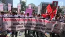 Serikat Pekerja (SP) PD Pasar Jaya membentangkan spanduk dalam unjuk rasa di depan Kantor PD Pasar Jaya, Jakarta, Rabu (2/8). Selain keberatan dengan pengangkatan tenaga profesional, mereka juga menyoroti kesenjangan pendapatan (Liputan6.com/Angga Yuniar)