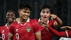 Pemain Timnas Indonesia U-20, Brandon Scheunemann (kanan) ikut merayakan gol yang dicetak oleh Hokky Caraka (tengah) ke gawang Timnas Fiji U-20 pada laga International Friendly Match U-20 di Stadion Utama Gelora Bung Karno (SUGBK), Jakarta, Jumat (17/02/2023). (Bola.com/Bagaskara Lazuardi)