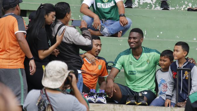 Pemain anyar Persebaya Surabaya, Amido Balde, jadi pusat perhatian fans saat berlatih di Lapangan Jenggolo, Sidoarjo, Selasa pagi (5/2/2019). (Bola.com/Aditya Wany)