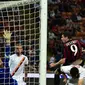 Mattia Destro (C top) heads the ball to score during the Serie A football match between AC Milan and AS Roma at San Siro Stadium in Milan on May 9, 2015. AFP PHOTO / GIUSEPPE CACACE