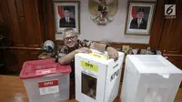 Ketua KPU Arief Budiman menunjukkan kotak suara Pemilu 2019 di kantor KPU, Jakarta, Kamis (16/11). Selain lebih kuat, Arief menyebut biaya yang akan dikeluarkan diprediksi lebih sedikit dibanding kotak suara berbahan plastik. (Liputan6.com/Faizal Fanani)