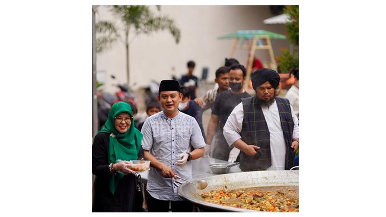 Mualaf di Ramadhan 2025, Ini 6 Potret Bobon Santoso Masak Besar Bareng Ustaz Derry