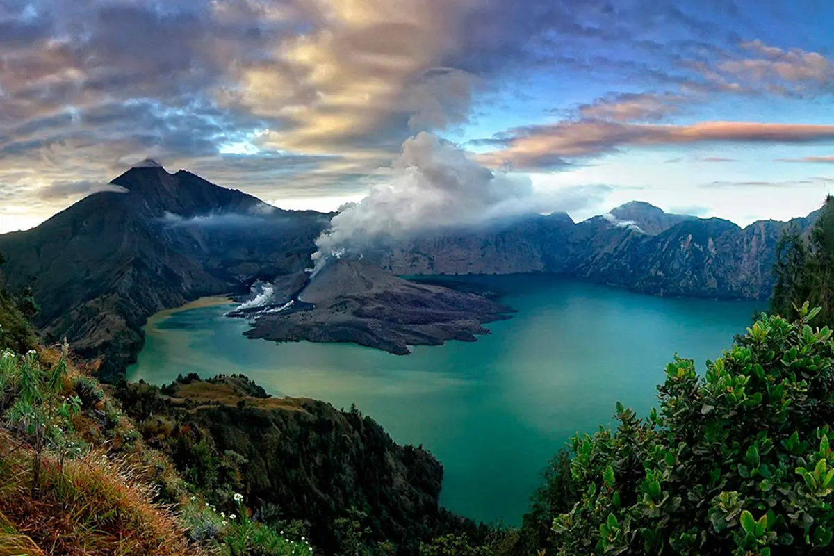Dibanjiri Pendaki, Gunung Rinjani Dipenuhi Sampah