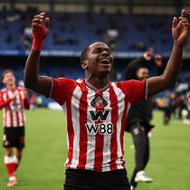 Gelandang Sunderland, Noah Sadiki. (AFP/HENRY NICHOLLS)