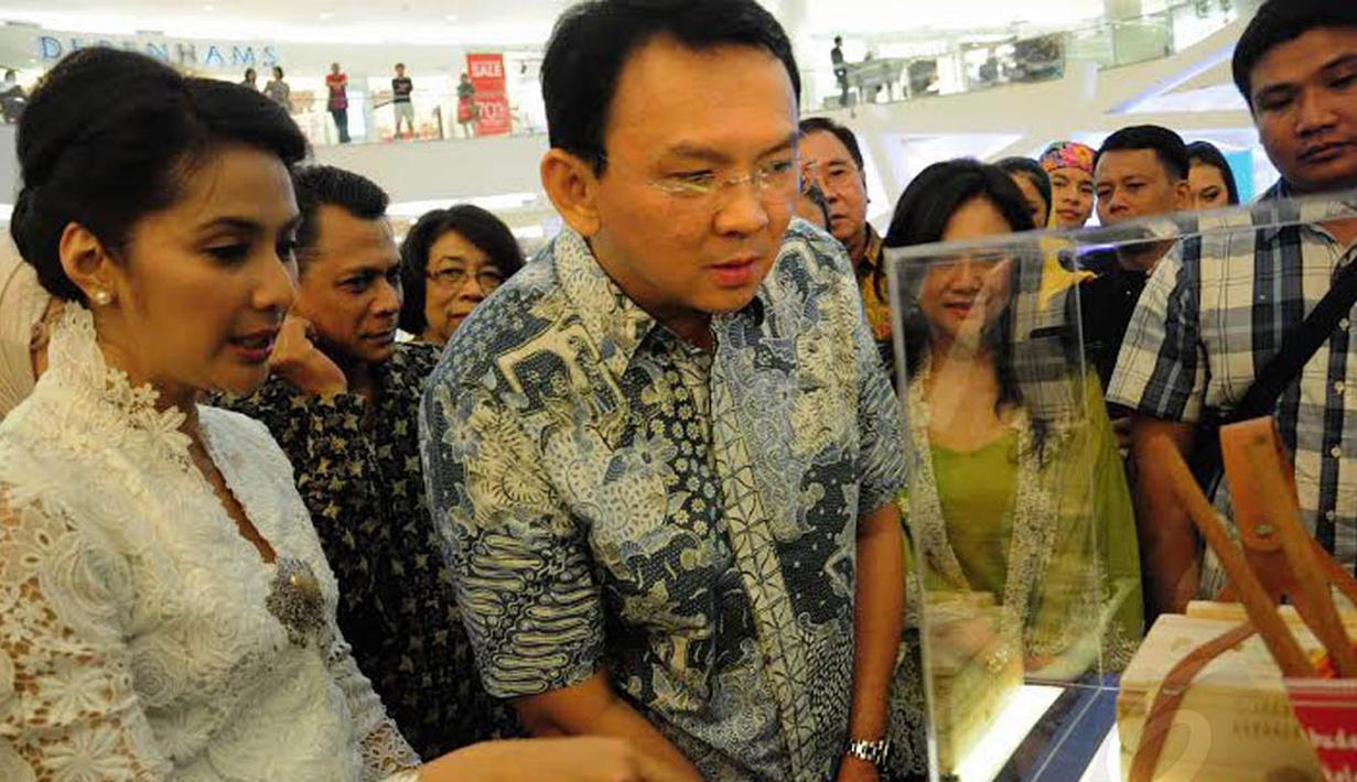Pelaksana Tugas (Plt) Gubernur DKI Jakarta Basuki Tjahaja Purnama terkesima dengan salah satu desain souvenir (Liputan6.com/Faial Fanani) 