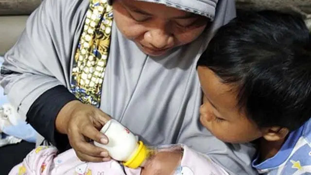 Isi Mengejutkan Koper Cokelat di Pinggir Jalan