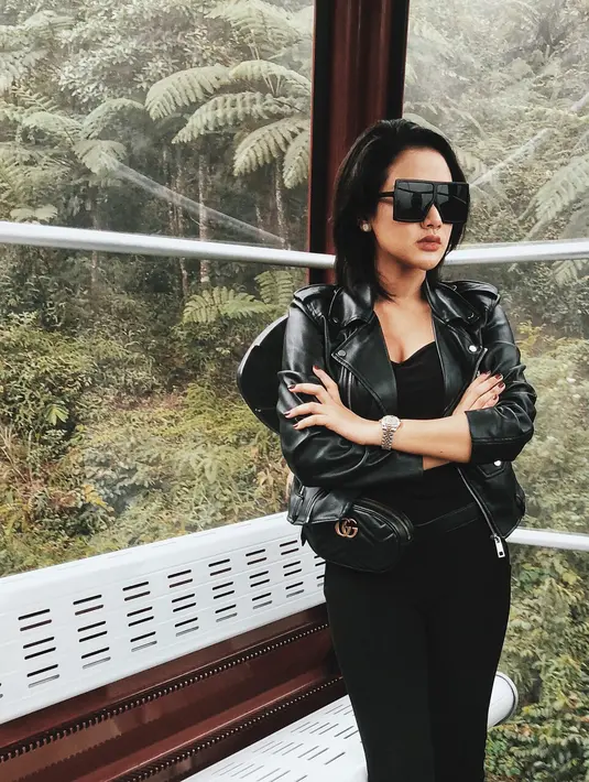 Semula, rambut pendek Cita berpotongan bob pendek dan baru-baru ini sepertinya berubah lagi. Dan tersiar kabar bahwa banyak yang mengatakan rambut Cita ini  mirip dengan Nikita Mirzani. Setuju kah? (Instagram/citacitata)