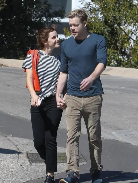 Emma Watson terlihat bergandengan tangan dengan Chord. Mata aktris Harry Potter tersebut pun terlihat bahagia bersama dengan sosok Chord. (BACKGRID/THESUN)