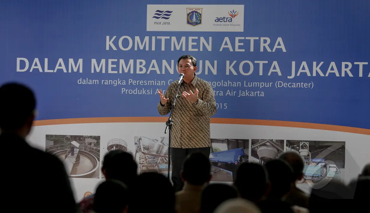 Gubernur DKI Jakarta Basuki T Purnama (Ahok) memberi sambutan saat peresmian gedung pengolahan lumpur, Jakarta, Selasa (19/5/2015). Aetra Indonesia memiliki 2 unit alat pengolahan lumpur, salah satunya di Pulogadung, Jakarta. (Liputan6.com/Faizal Fanani)