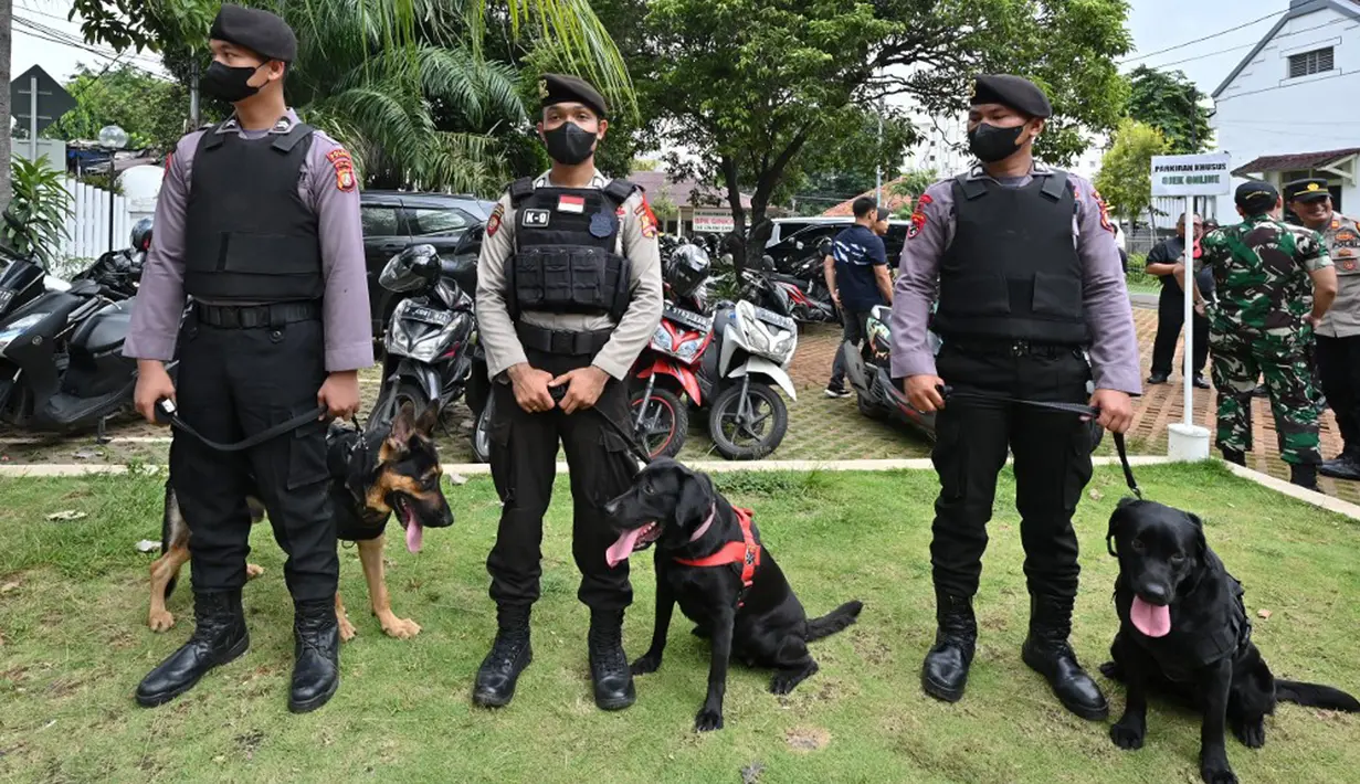 Personel Brimob berjaga saat memeriksa keamanan jelang malam Natal di Gereja Immanuel, Jakarta, Sabtu (24/12/2022). Pengamanan dilakukan di sejumlah gereja di berbagai wilayah guna menciptakan rasa aman dan khidmat bagi warga yang akan melangsungkan ibadah malam Natal. (ADEK BERRY/AFP)