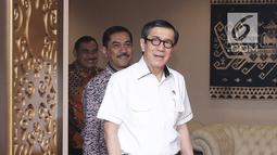 Menkumham Yasonna Laoly bersama Kepala BNPT Suhardi Alius sebelum melakukan MoU di gedung Kemenkumham, Jakarta, Kamis (31/5). Ada dua poin kerjasama yang disepakati dalam penguatan penanganan tindak pidana terorisme. (Liputan6.com/Herman Zakharia)