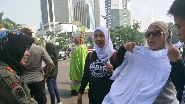 Petugas Satpol PP meminta warga tak memakai kaus 2019 Ganti Presiden di kegiatan CFD