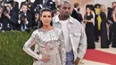 Sempat dikabarkan bahwa, rumah tangga Kim Kardashian dan Kanye West hanyalah rekayasa semata dan untuk meraih popularitas. Putri pertama mereka, North West di isukan bukan putri biologis dari Kanye West. (AFP/Bintang.com)