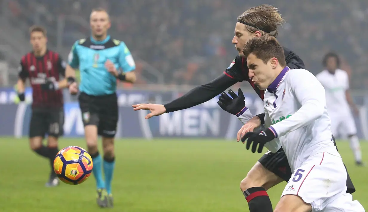Bek AC Milan, Ignazio Abate, menahan laju penyerang Fiorentina, Federico Chiesa. Meski kalah, Fiorentina lebih menguasai jalannya laga berdasarkan statistik penguasaan bola yang mencapai 56 persen. (EPA/Matteo Bazzi) 