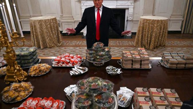 Presiden AS Donald Trump menghidangkan makanan cepat saji di Gedung Putih , sebagai dampak dari penutupan sementara pemerintahan negeri itu (AP/Susan Walsh)