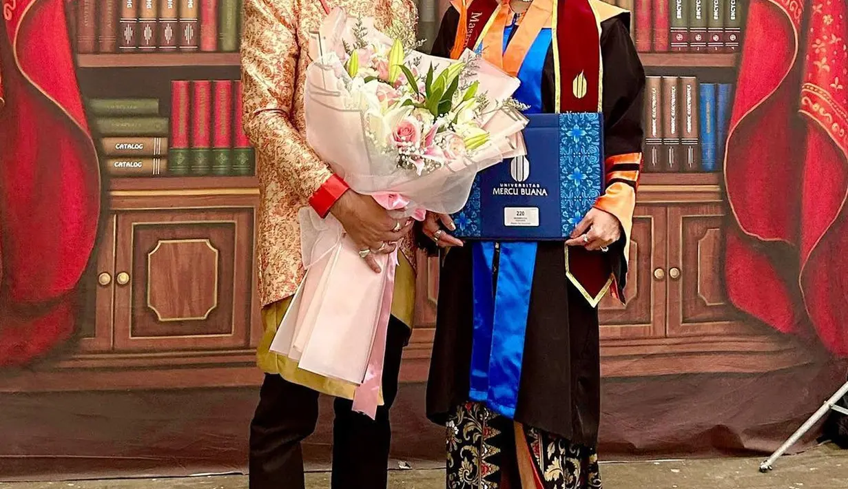 Resmi menyandang status baru M.Ikom, Eva membagikan sederet foto-fotonya saat menghadiri acara wisuda. [Foto: IG/evabelisima_],