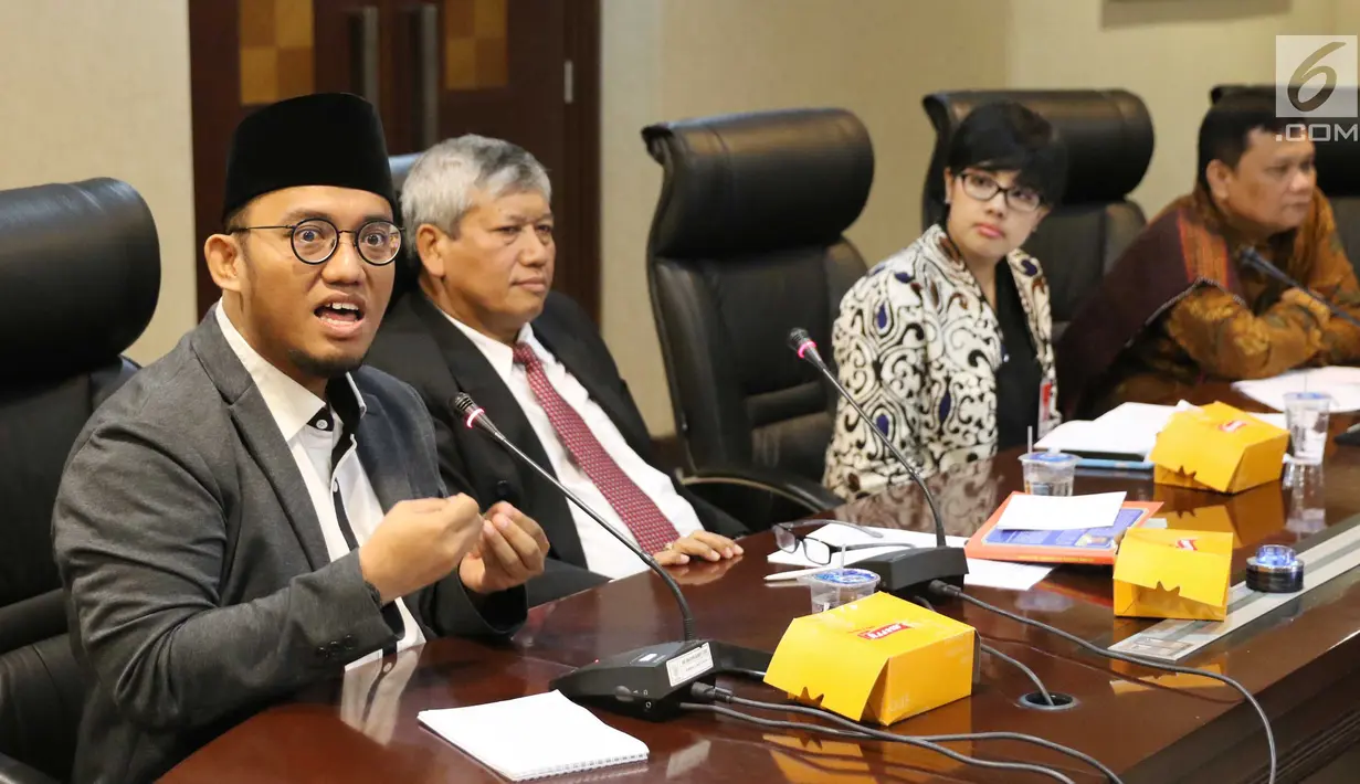 Ketum Pimpinan Pusat Pemuda Muhammadiyah Dahnil Anzar Simanjuntak (kiri) memberi pernyataan saat diskusi publik di kantor staff presiden, Jakarta, Kamis (7/9). (Liputan6.com/Angga Yuniar)