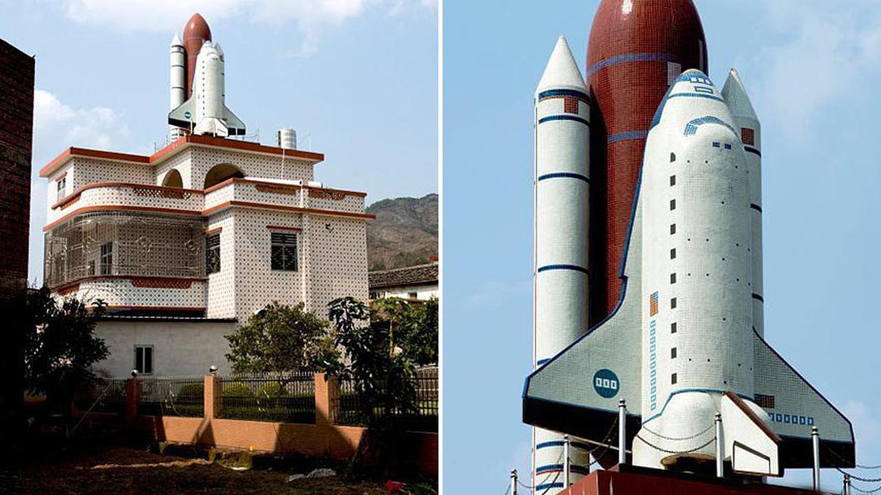 Pesawat Ulang Alik Ini Nyasar ke Rumah Penduduk