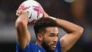 Reece James menjadi kapten tim termuda kedua di liga top Eropa musim 2023/2024 bersama Chelsea di Liga Inggris. Saat ini pemain yang berposisi sebagai bek kanan dan telah membela The Blues sejak dipromosikan ke tim utama pada awal musim 2019/2020 masih berusia 23 tahun. Ia dipercaya menjabat kapten Chelsea sejak awal musim 2023/2024 ini menggantikan Cesar Azpilicueta yang habis kontrak pada akhir musim 2022/2023. (AFP/Glyn Kirk)