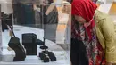 Pengunjung mengamati perhiasan yang akan dilelang secara terbuka pada acara Kejaksaan Agung Fair 2026 di Jakarta, Kamis (21/5/2026). (merdeka.com/Arie Basuki)