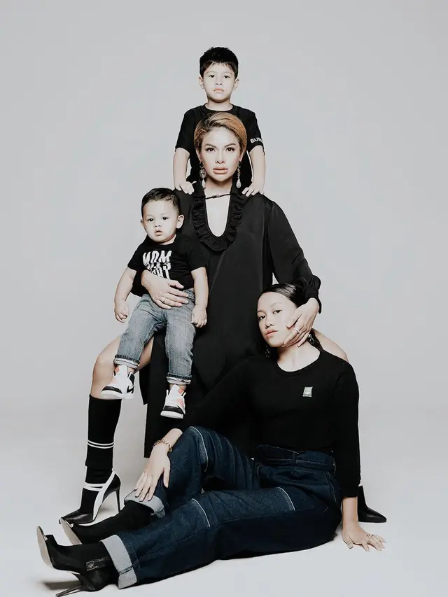 5 Pemotretan Nikita Mirzani dengan Ketiga Anaknya, Curi Perhatian