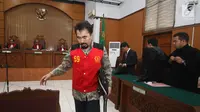 Gatot Brajamusti atau Aa Gatot usai menjalani sidang perdana kasus kepemilikan senjata api ilegal dan satwa langka di PN Jakarta Selatan, Selasa (10/10). Gatot mengenakan kemeja batik lengan panjang dibalut rompi tahanan (Liputan6.com/Immanuel Antonius)