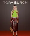 Amanda Seyfried hadir dengan koleksi Resort 2027. Padanan brushed wool top, patent leather skirt, woven raffia belt, dengan the suede Bunny Knot shoulder bag, dan peep-toe pumps. / Foto: Tory Burch.