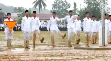 Genangan lumpur dan banjir tidak menghalangi pelaksanaan upacara memperingati HUT ke-72 Kemerdekaan RI di Kutai Kartanegara dan Samarinda. 