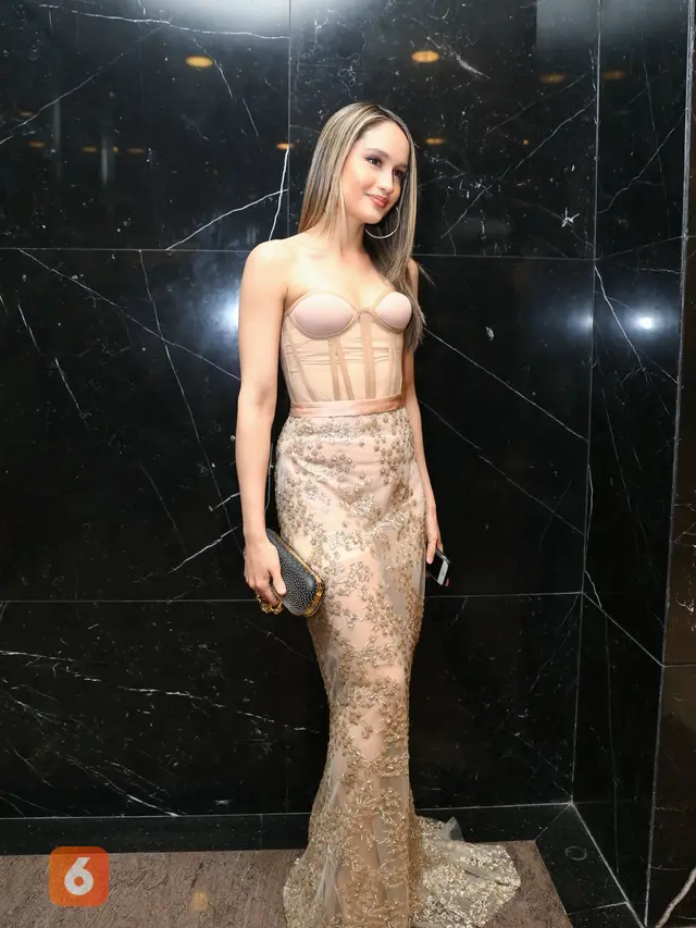 [Bintang] Cinta Laura