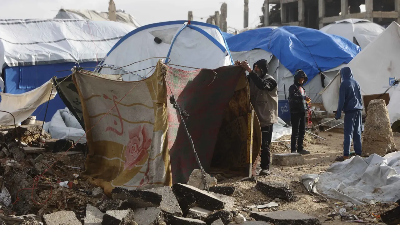 Bertahan di Tengah Suhu Dingin Ekstrem, Pengungsi Gaza Tempati Tenda Tak Layak Huni
