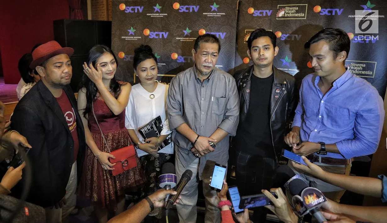 Aktor Deddy Mizwar dan aktris pemain sinema wajah Indonesia berjudul ' Lubang Tikus' memberi keterangan saat hadir dalam gala premiere di Perpustakaan Nasional RI, Jakarta, Selasa (21/8). (Liputan6.com/Faizal Fanani)