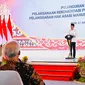 Presiden Jokowi saat Peluncuran Pelaksanaan Rekomendasi Non-Yudisial Pelanggaran HAM Berat, di Pidie, Aceh, Selasa (27/6/2023). (Foto:&nbsp;Muhammad Genantan Saputra/Merdeka.com)