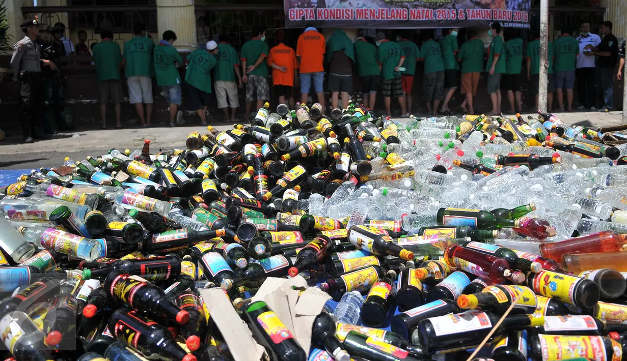 Ratusan botol miras saat akan dimusnahkan di Polsek Palmerah, Jakarta, Rabu (23/12). Selain narkoba, Polres Jakbar juga memusnahkan 519 butir pil H5 dan 5.400 botol miras berbagai merek . (Liputan6.com/Gempur M Surya)
