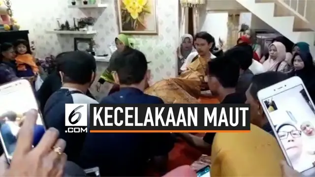 Suasana duka di rumah korban tewas tertimpa truk. Sebelumnya terjadi kecelakaan truk mengangkut tanah oleng saat melintas di Karawaci, Tangerang, Banten. Truk terguling menimpa sebuah mobil berisikan empat penumpang dan saatu balita.