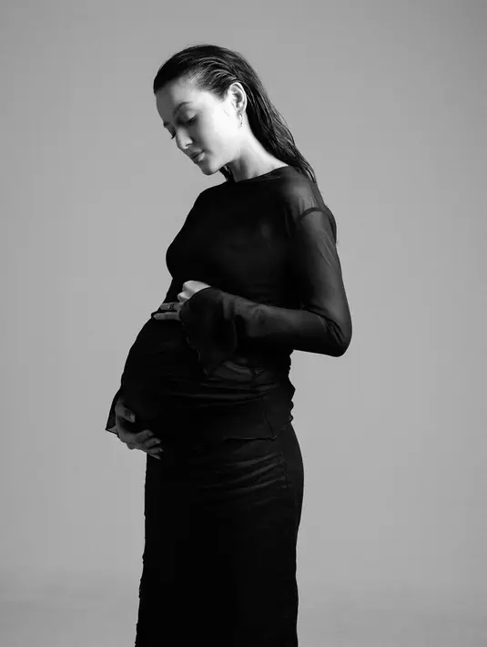 Aktris 34 tahun itu pun mengabadikan momen kehamilan pertamanya dengan menjalani sesi maternity shoot. [Credit: dikhadheansa].
