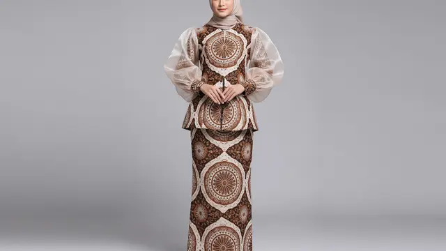 Gamis Batik Organza Motif Klasik dengan Lengan Balon Draping