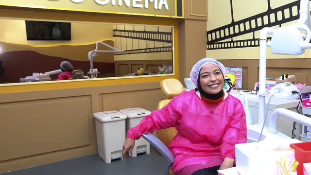 Tantri dan Chua Kotak mencoba Klinik Gigi OMDC berkonsep Bioskop di kawasan Bintaro, Tangerang Selatan.