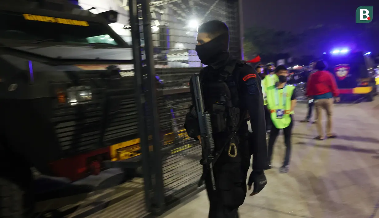 <p>Seorang anggota Brimob bersiaga di depan kendaraan taktis (rantis) yang akan mengangkut skuad Persija Jakarta usai laga pekan ke-10 BRI Liga 1 2023/2024 menghadapi Dewa United di Stadion Indomilk Arena, Tangerang, Jumat (25/8/2023). (Bola.com/M Iqbal Ichsan)</p>